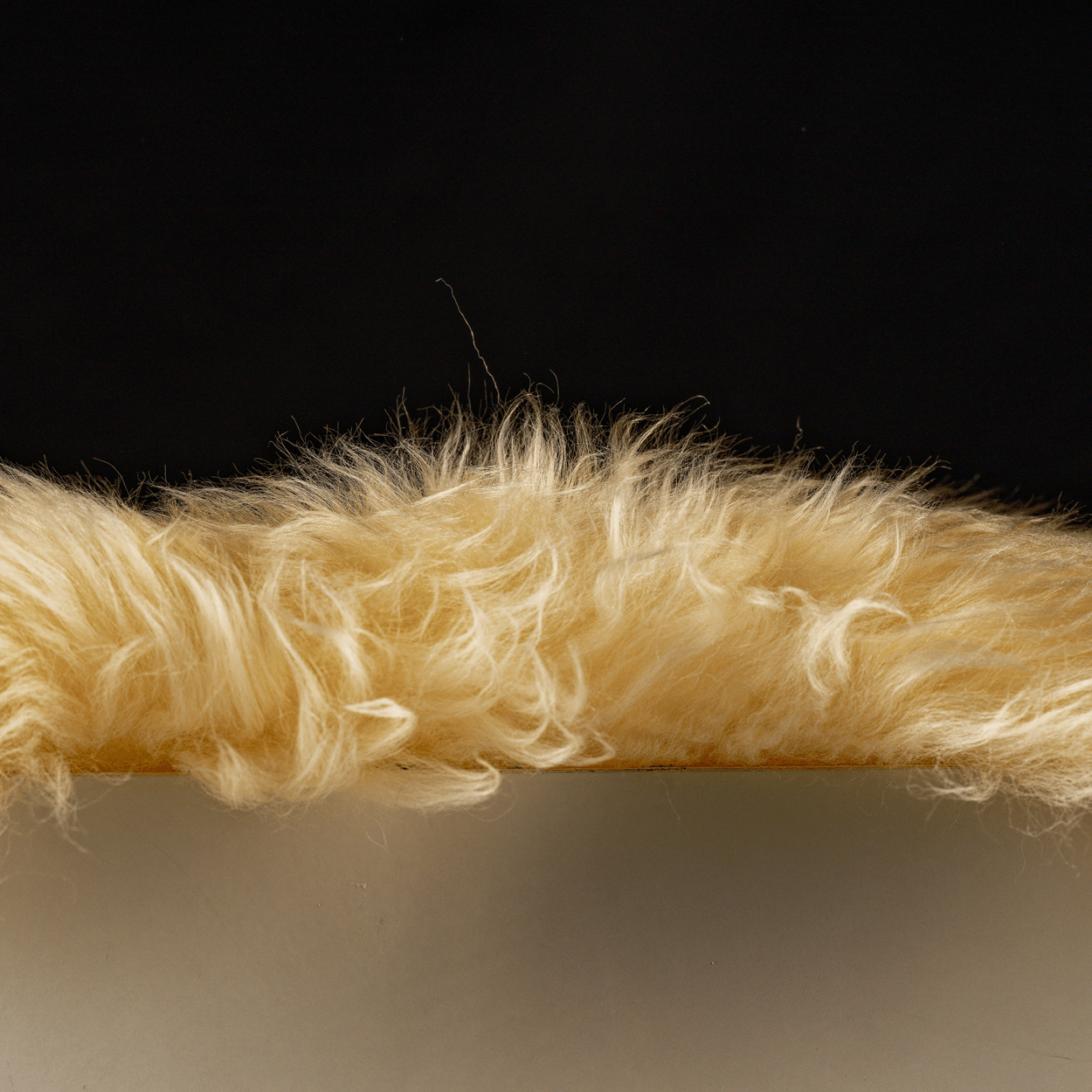 Querschnitt Felllänge Naturspitze, leicht gelbliches, waschbares Fell