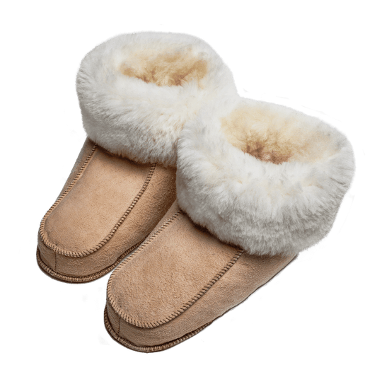 Vorderansicht Paar Fellschuhe mit Ledersohle.
