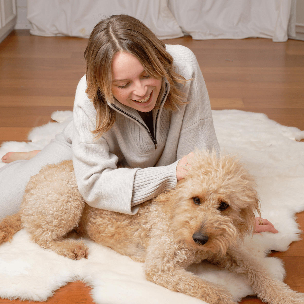 Frau und Hund auf Schaffell