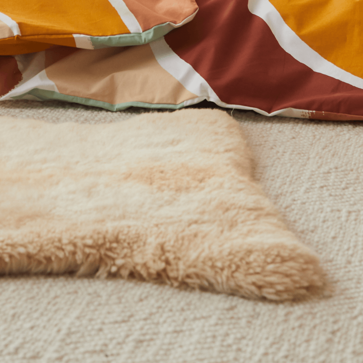 gemütliches gelbliches, waschbares Schaffell im Wohnzimmer.