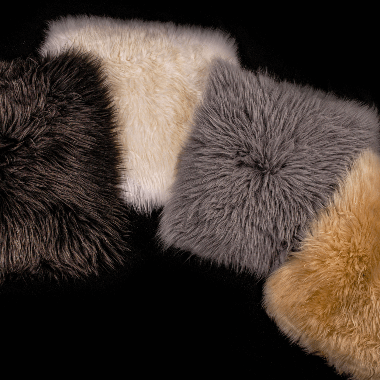 Schaffell-Sitzauflagen in verschiedenen Farben