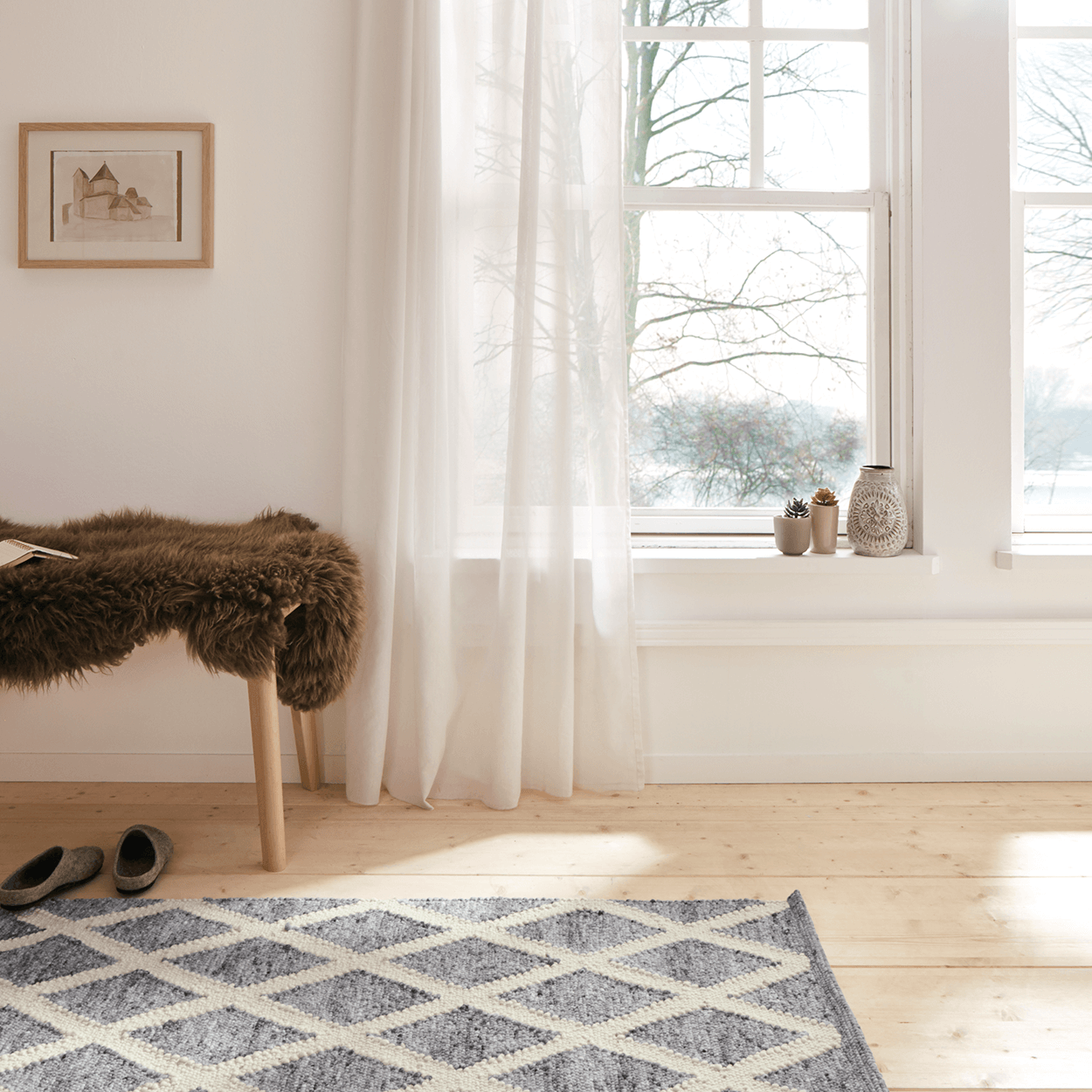 braunes Schaffell als gemütliche Bankauflage