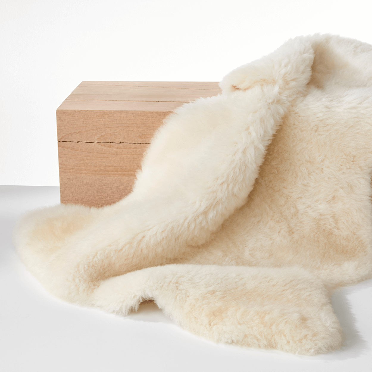 gemütliches weißes Schaffell liegt auf Bank